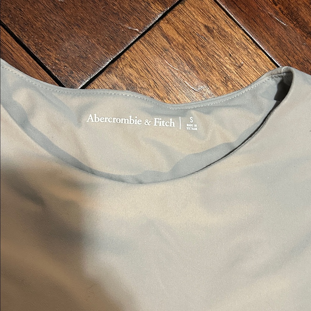 Abercrombie & Fitch Soft Matte Seamless Tuckable Baby Tee size S, gray - Picture 3 of 4